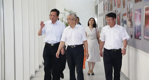 參觀邁安德集團(tuán)現(xiàn)代化的智能制造基地