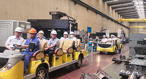 中國(guó)糧油學(xué)會(huì)糧油食品智能裝備分會(huì)成員參觀邁安德集團(tuán)現(xiàn)代化的智能制造基地