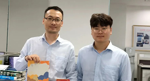 邁安德新員工為指導人送上中秋月餅